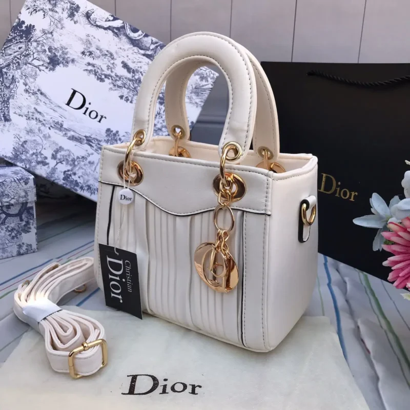 شنطة ديور البيضاء