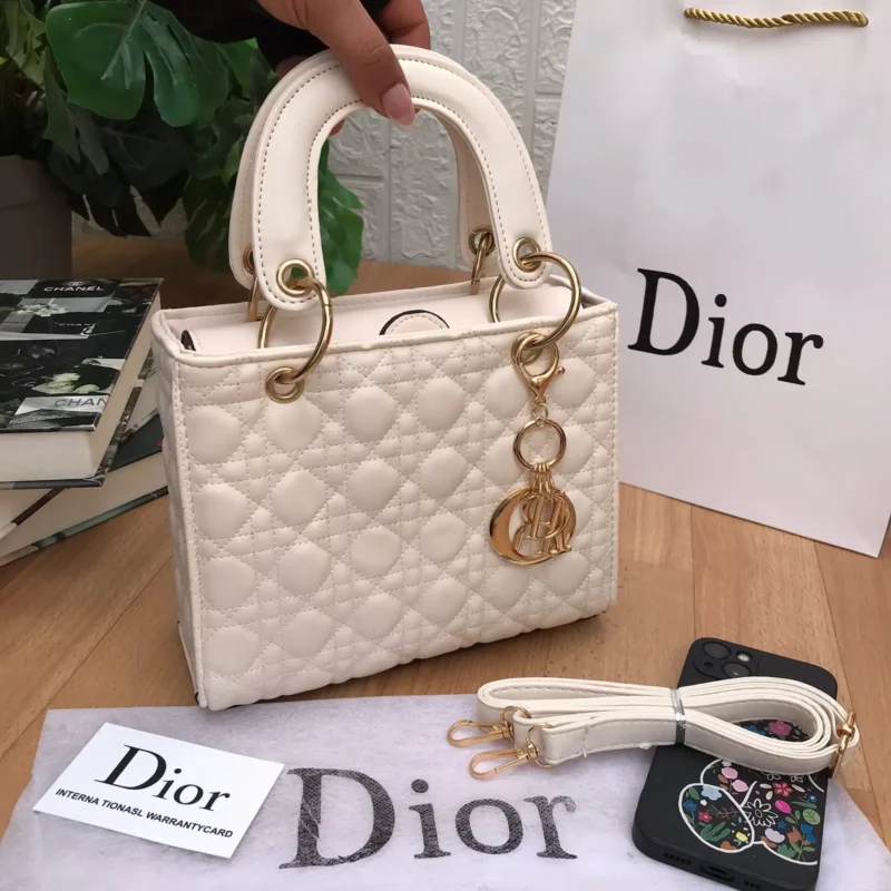 شنطه ديور بيضاء