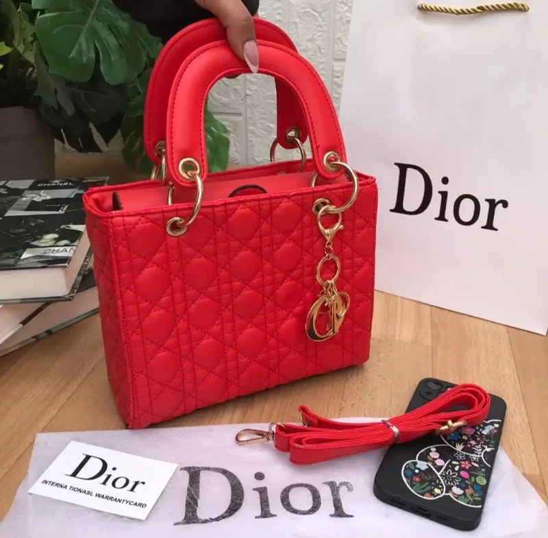 شنطه ديور حمراء