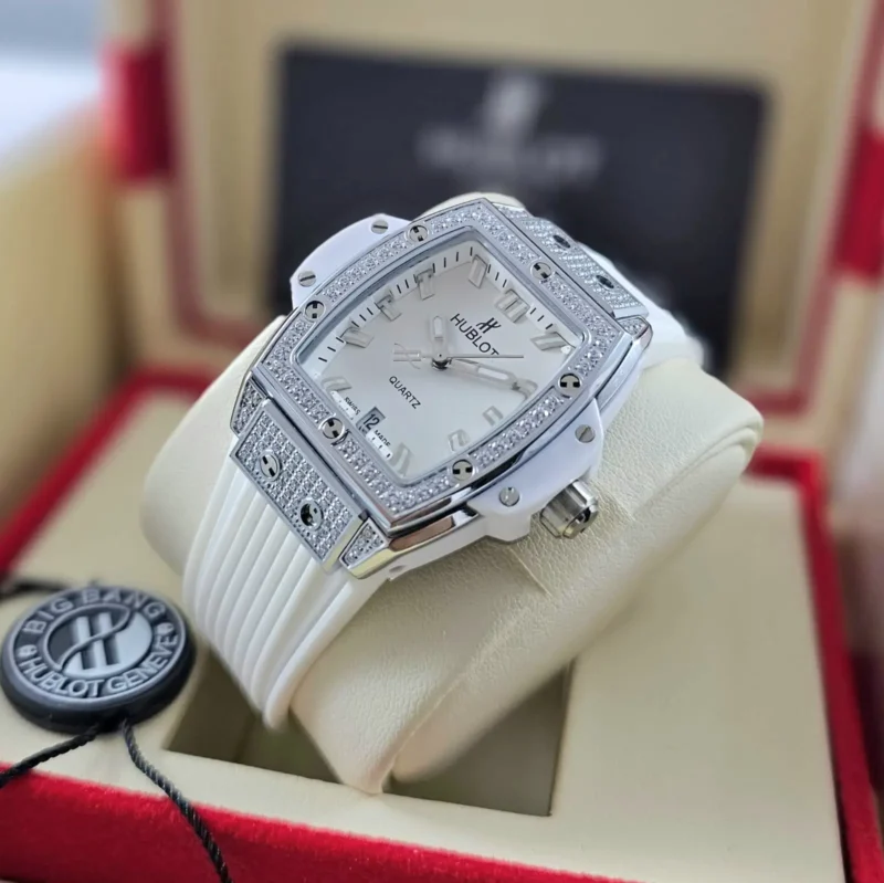 ساعة هوبلت نسائي بيضاء