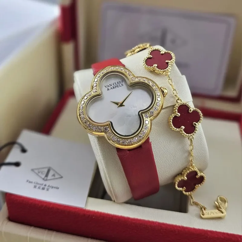 ساعة فان كليف حمراء
