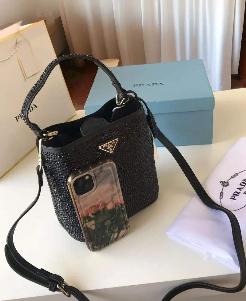 شنطة برادا اسود الكريستال