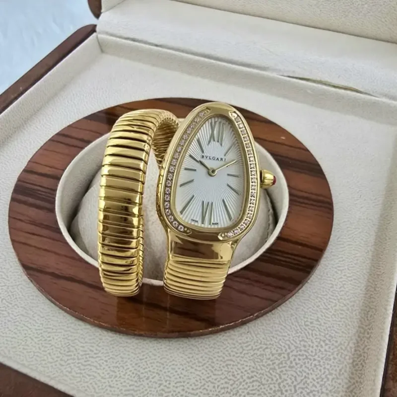 ساعة بولغاري حية