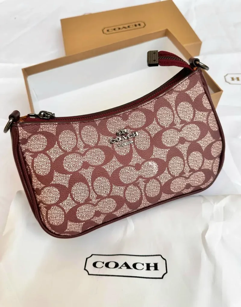 شنطة كوتش لون احمر