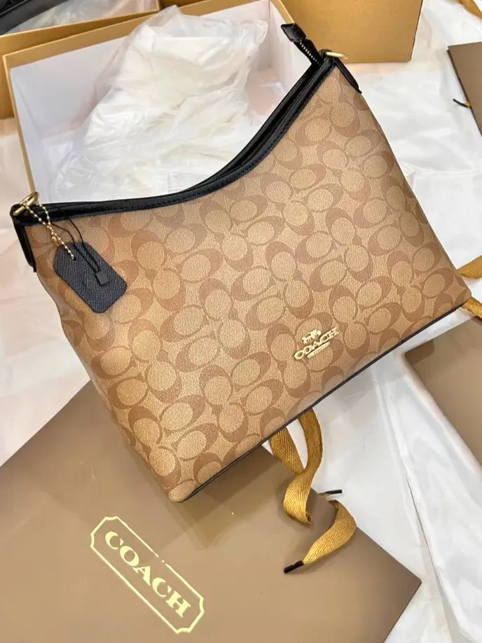 شنطة نسائية بيج من ماركة كوتش