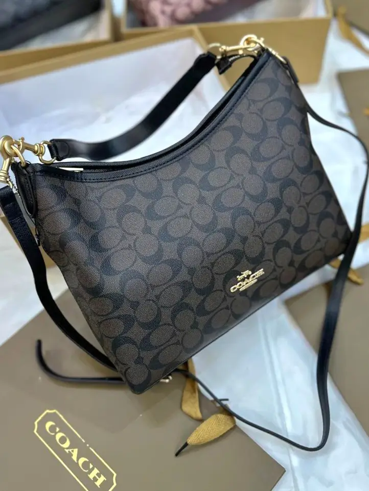 حقائب كوتش للنساء