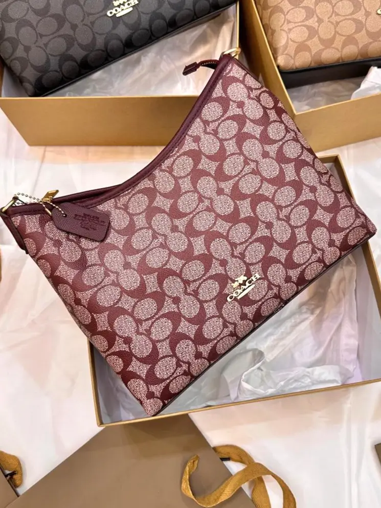 شنطه كوتش عنابي بسحاب