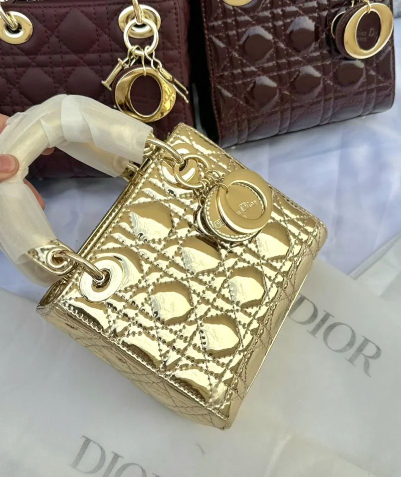 شنطة ديور ذهبي