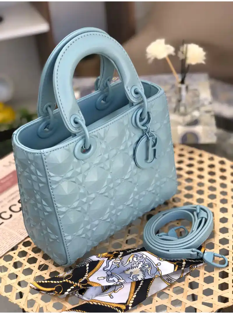 شنطة ديور سماويه