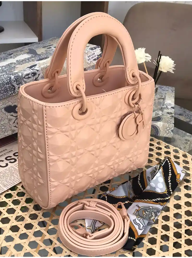 شنطة ديور ورديه