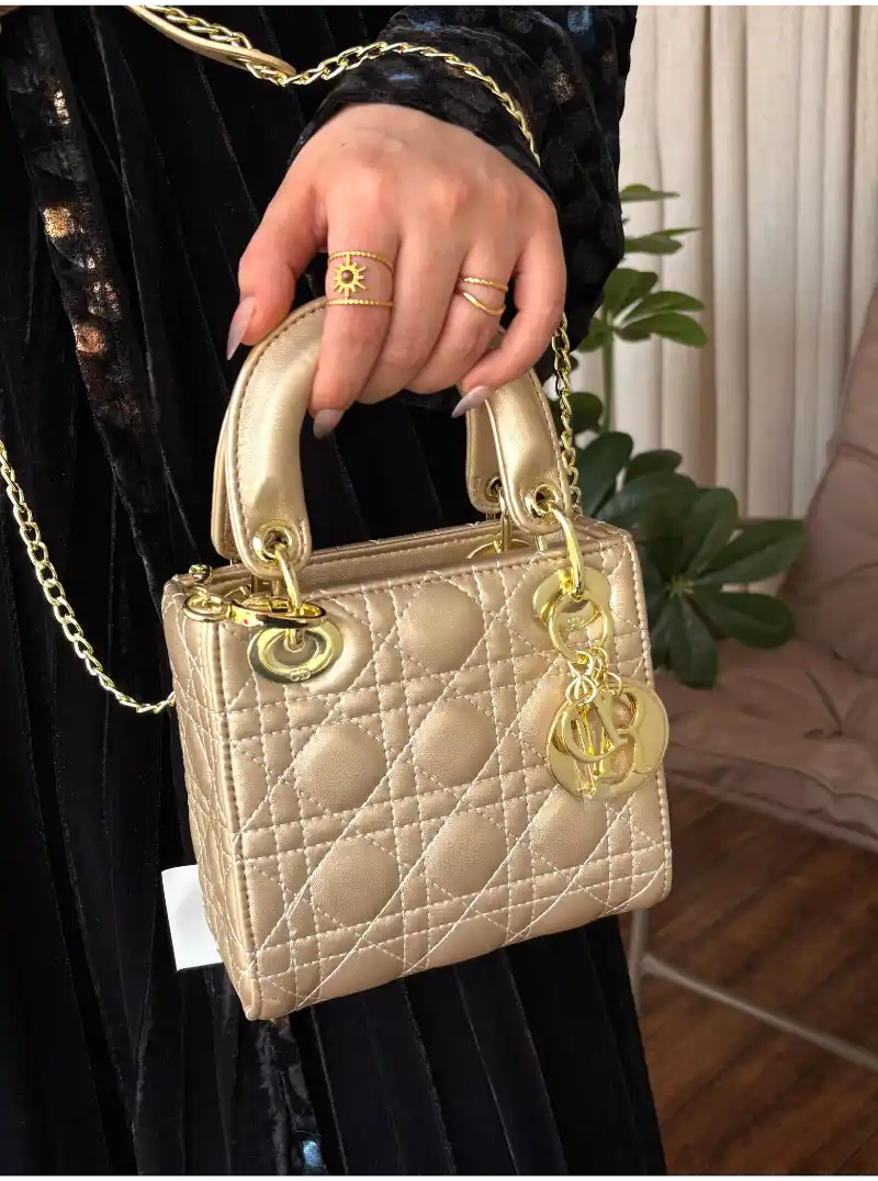 شنطة ذهبي مطفي