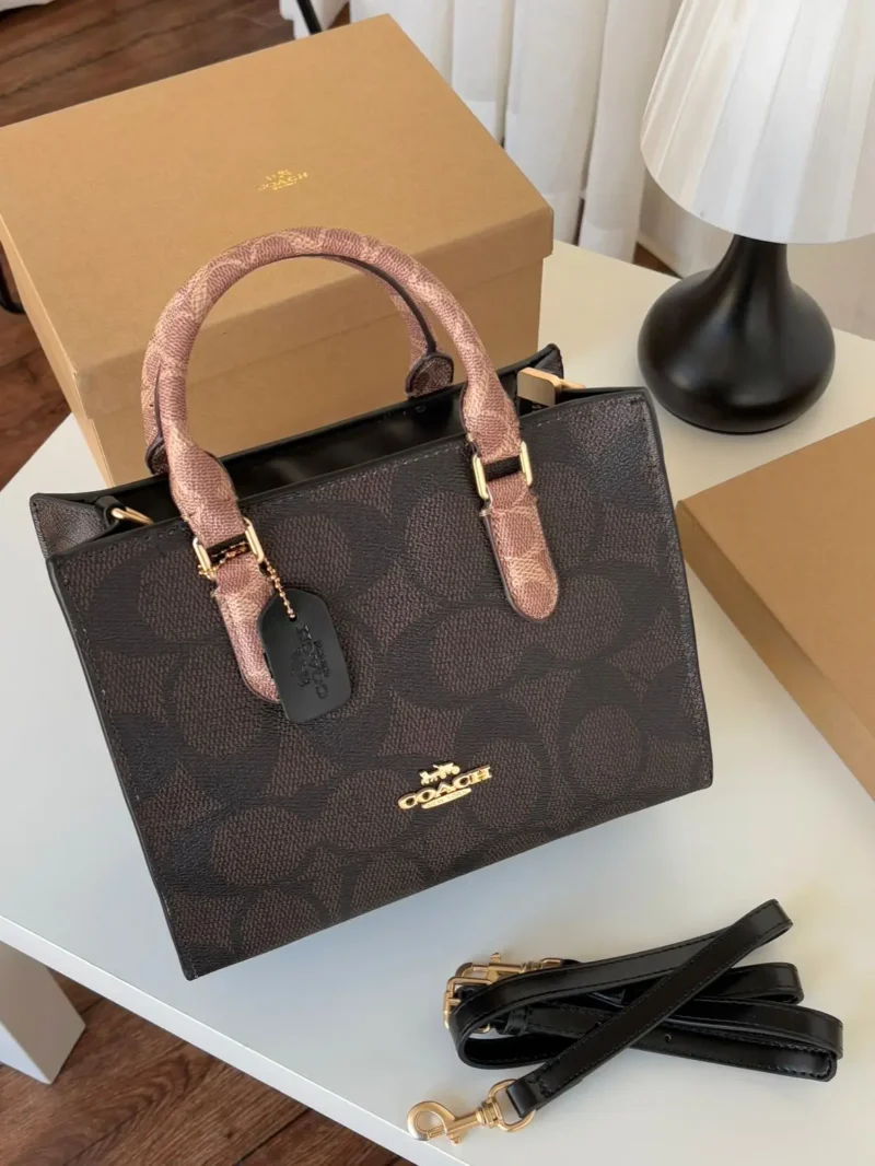 شنطة كوتش شكل مربع حجم وسط