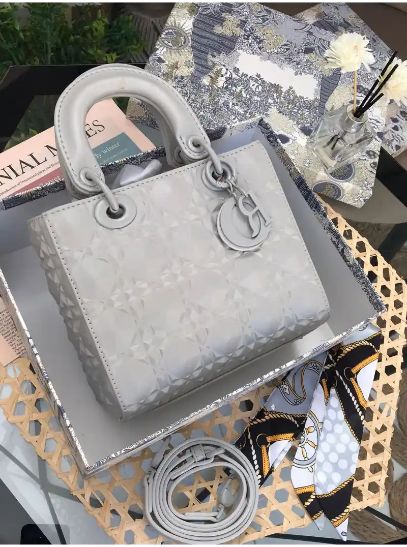 شنطه ديور رمادي