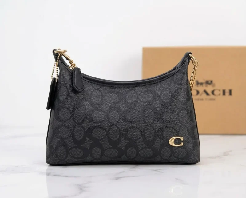 شنطه كوتش لون اسود سحاب