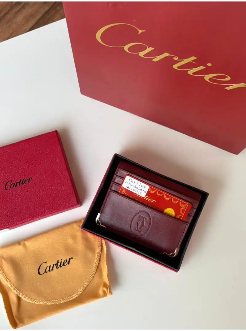 محفظة بطاقات كارتير عنابي