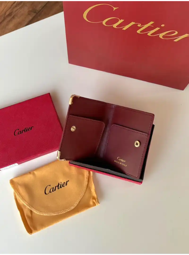 محفظة كارتير احمر