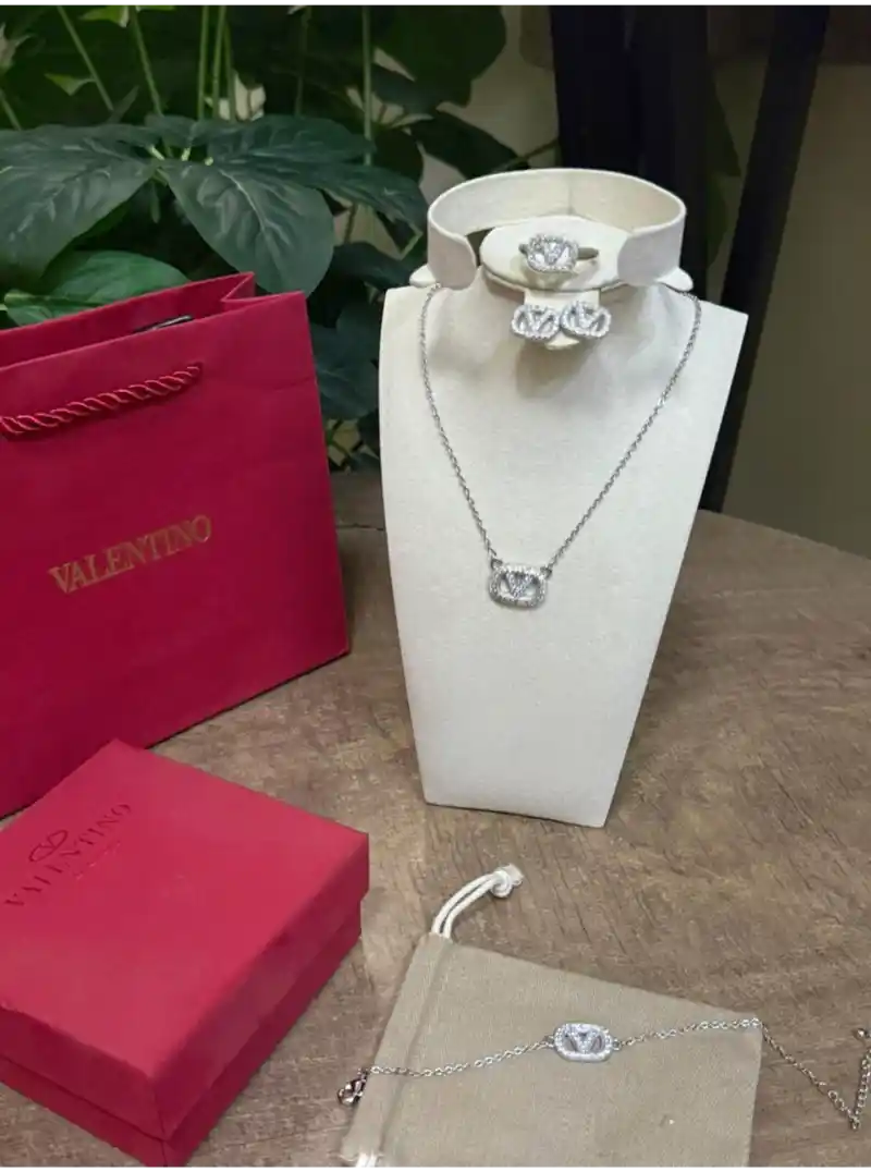 اكسسوارات ماركة فالنتينو