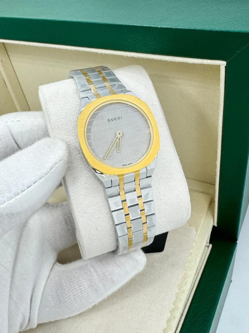 ساعة يد نسائية قوتشي