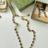 سلاسل نسائية وحلق ماركة