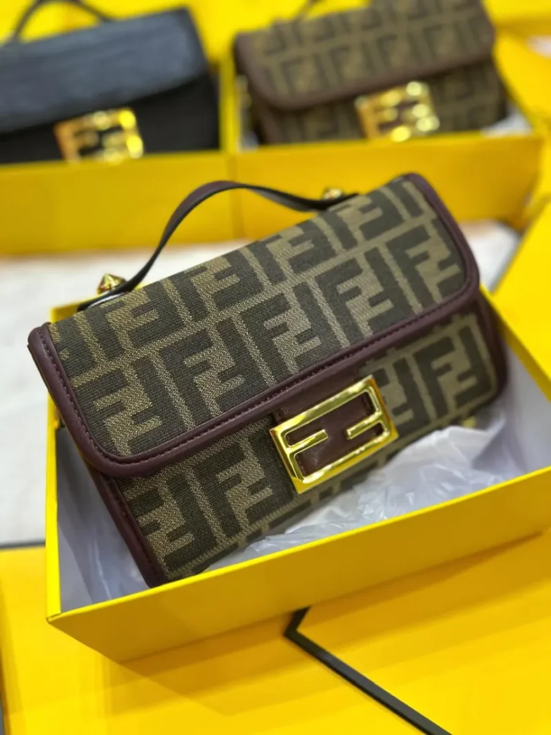 شنطة Fendi نسائي صغيرة