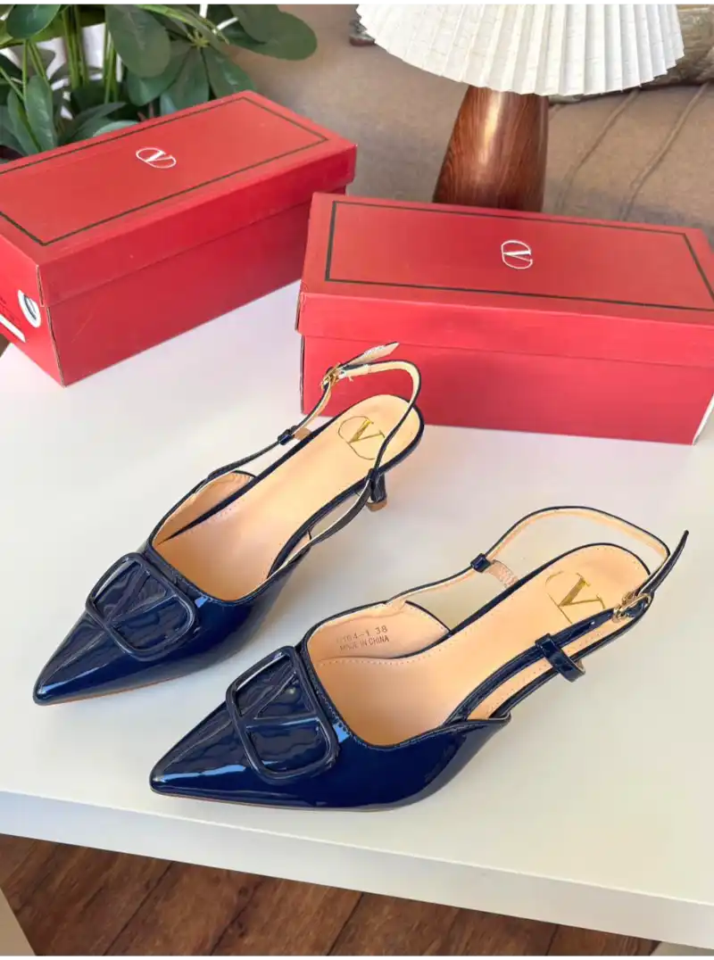 كعب فالنتينو ازرق