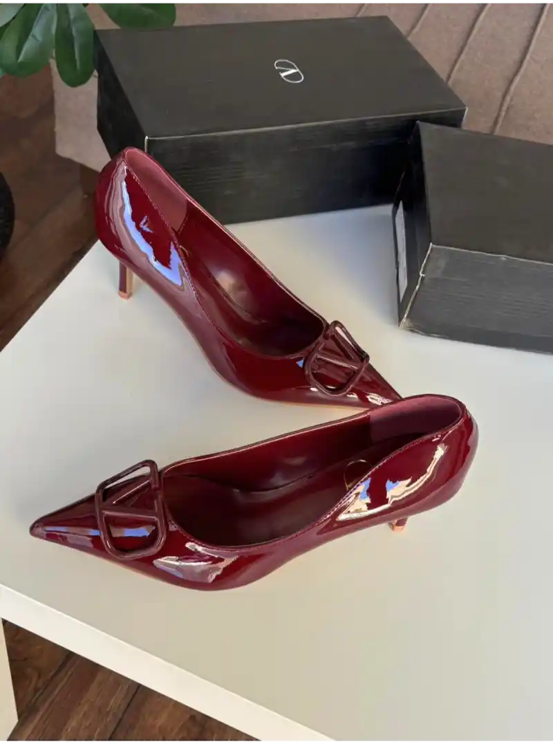 كعب عنابي لامع فالنتينو