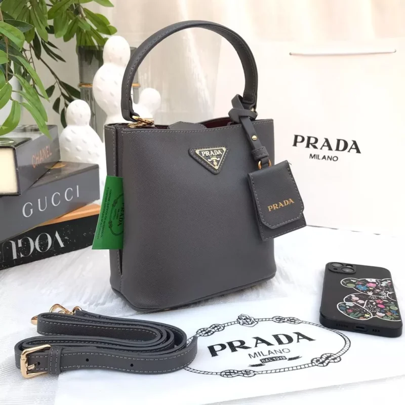 شنطه برادا رماديه