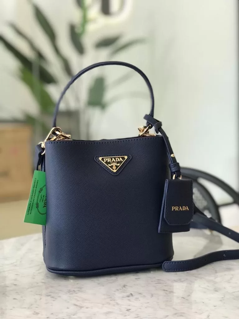 شنطة برادا كحلي