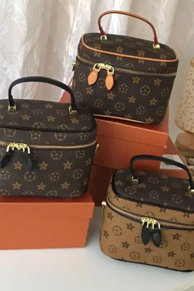 شنط مكياج لويس فيتون