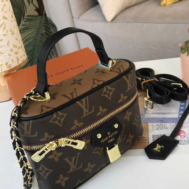 شنطة مكياج لويس فيتون