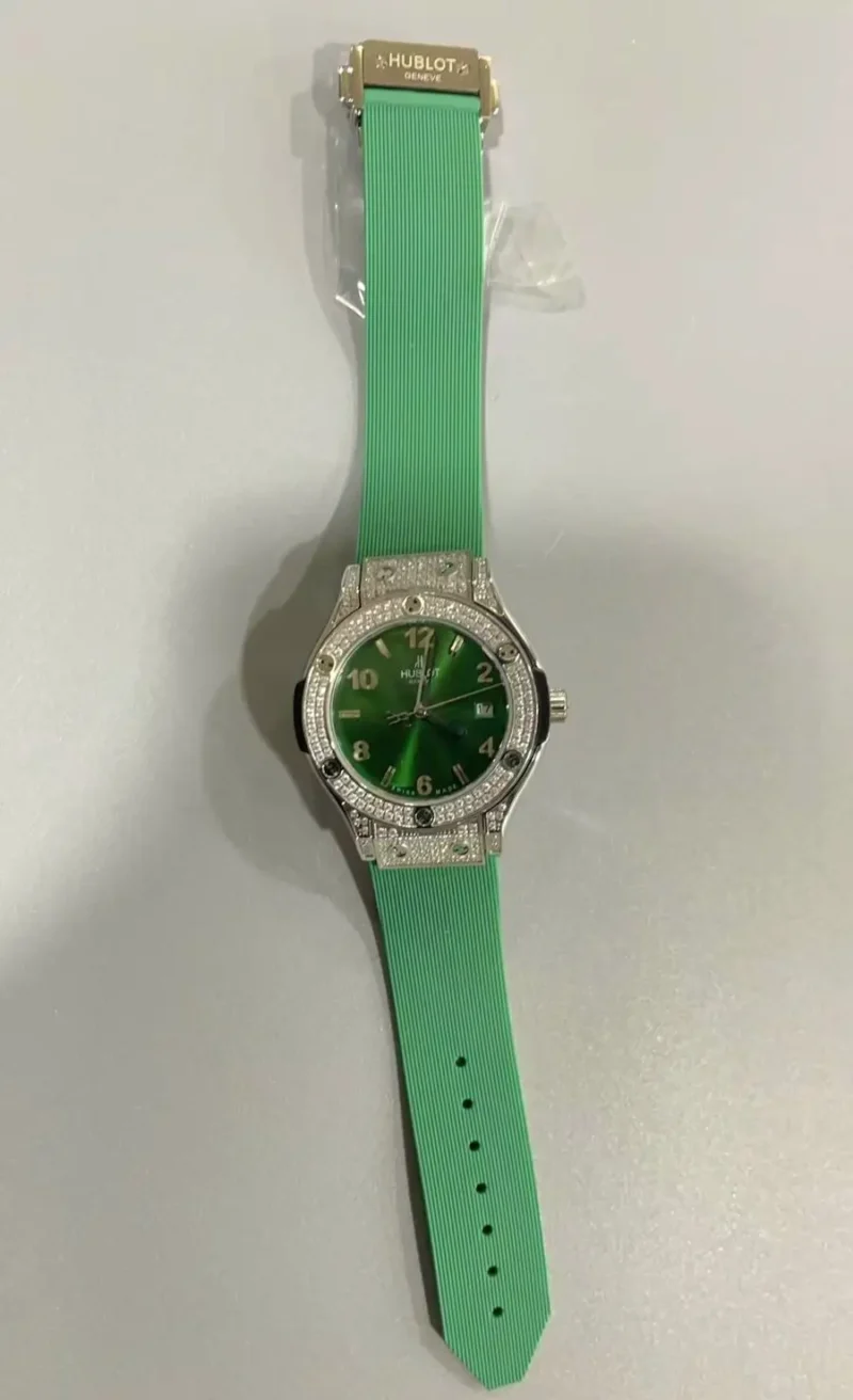 ساعة نسائية خضراء