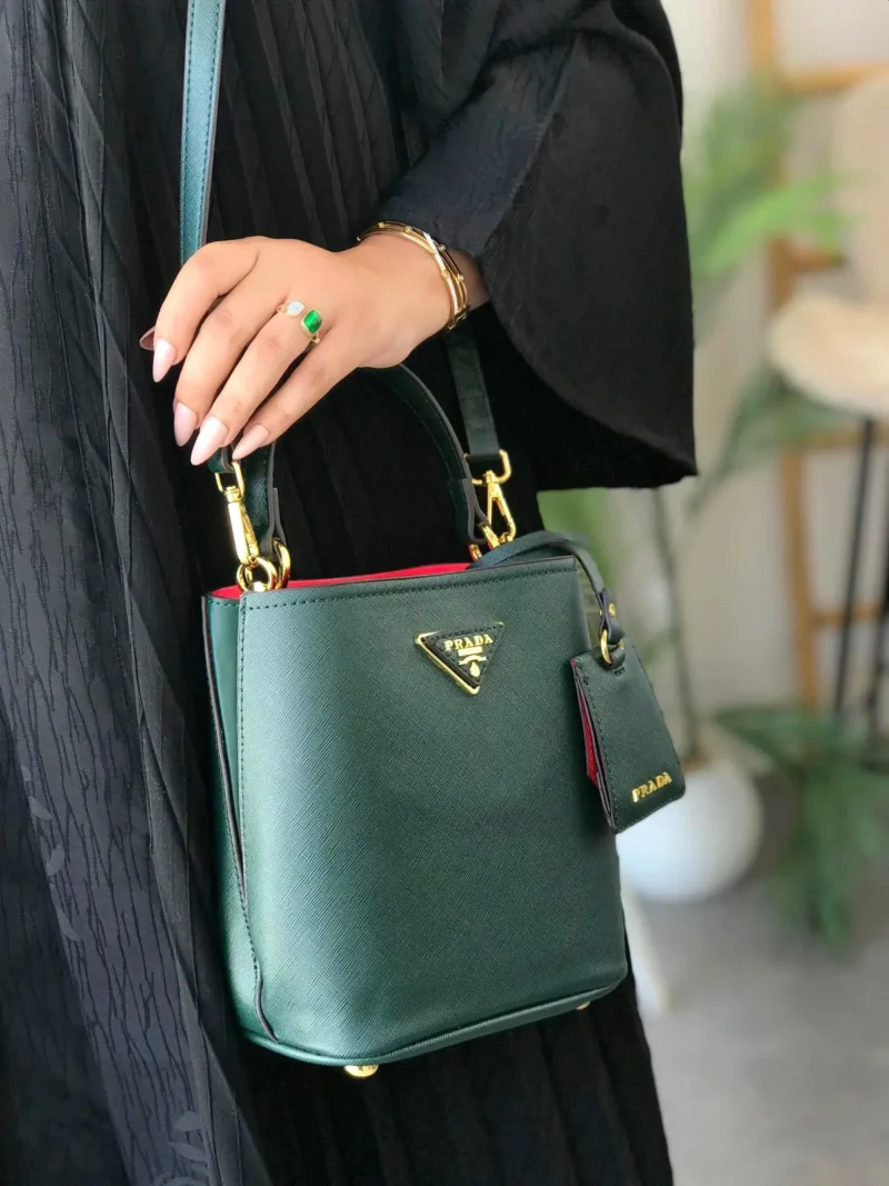 شنط برادا لون اخضر