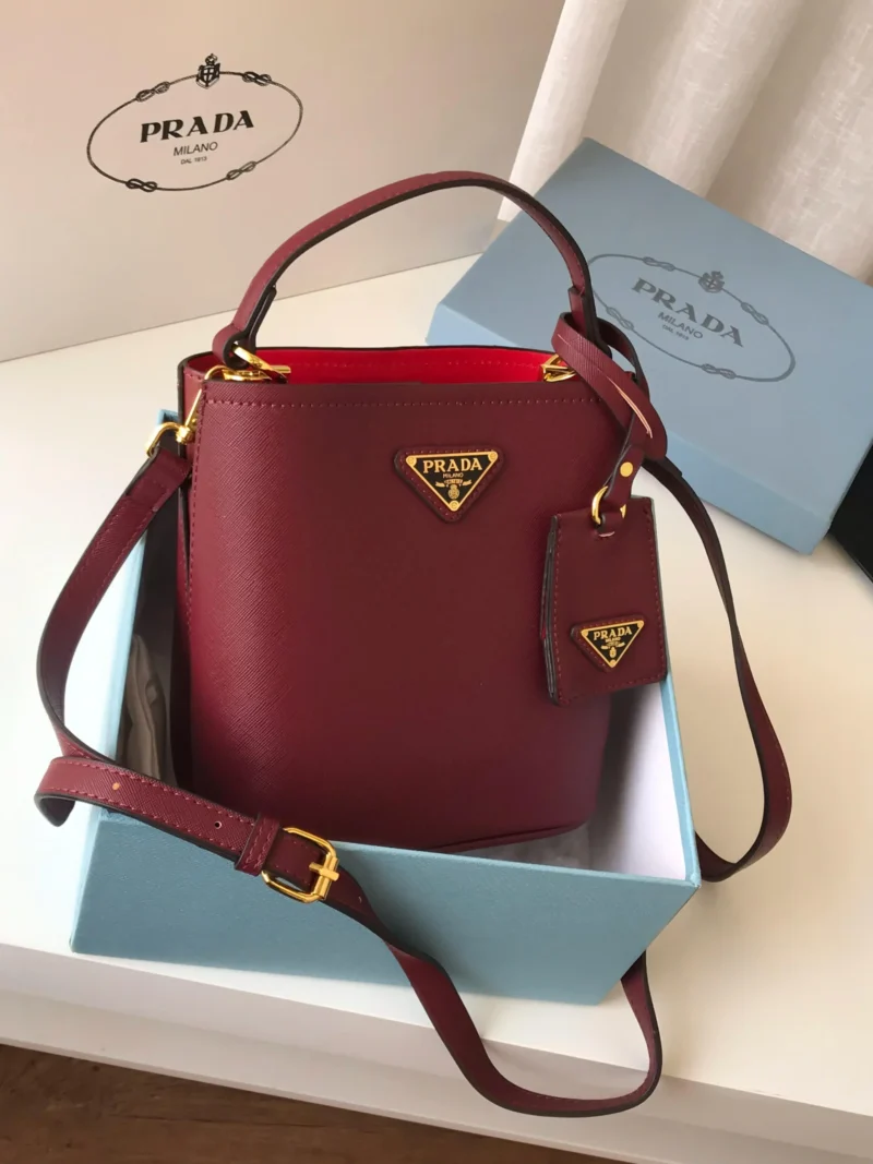 شنطة براند برادا