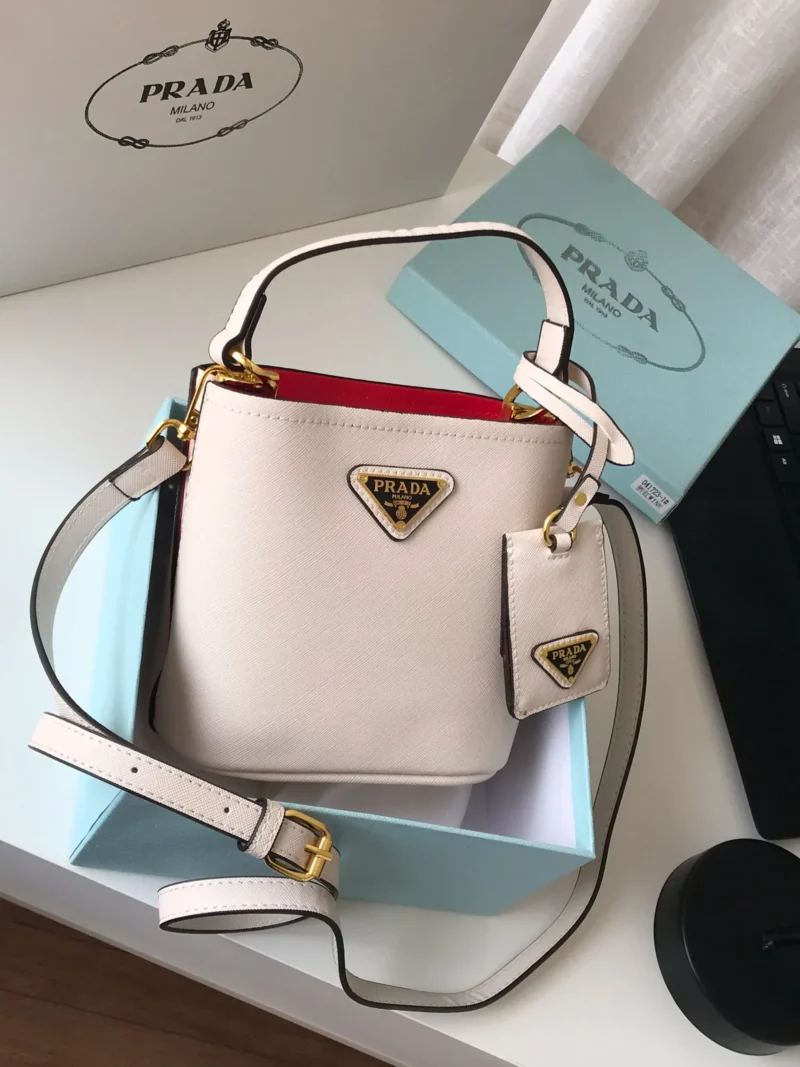 شنط برادا مخفضه