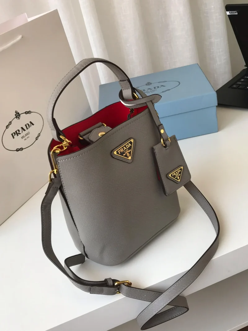 شنط برادا انستقرام