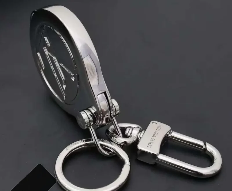 ميدالية مفاتيح رجالية lv