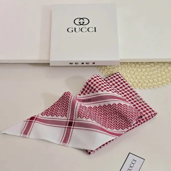 شماغ احمر فاتح