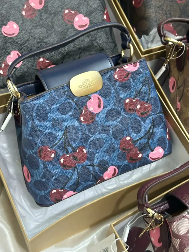 شنطه كوتش زرقاء كرز