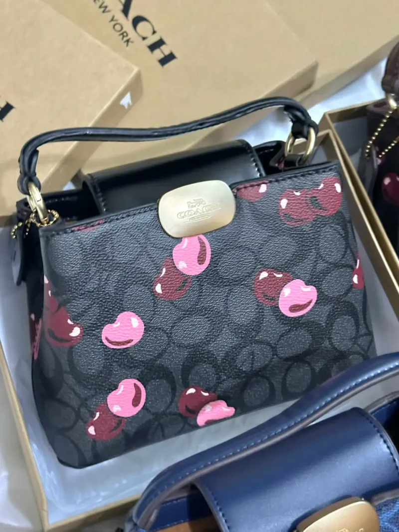 شنطة كرز ماركة كوتش