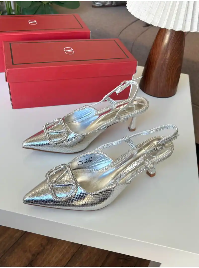 حذاء فالنتينو فضي كعب