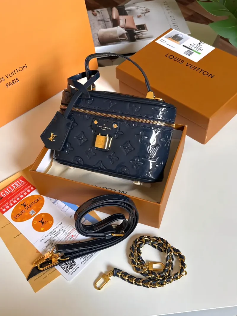 شنط مكياج lv