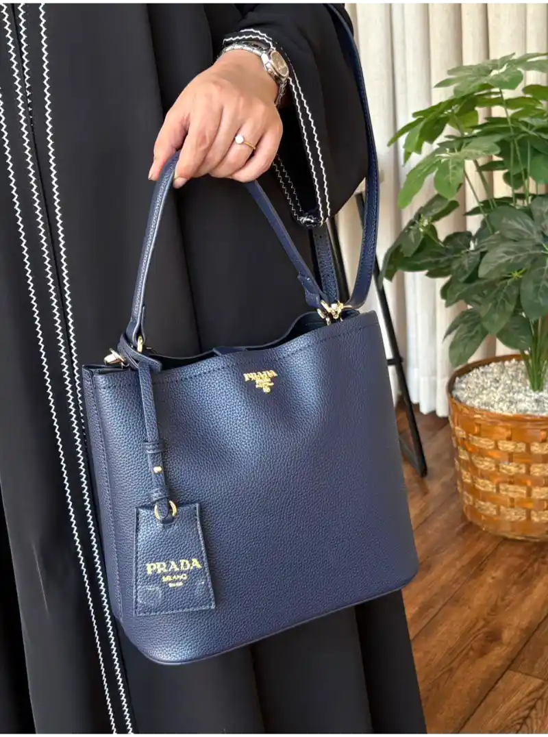 شنطة برادا لون كحلي