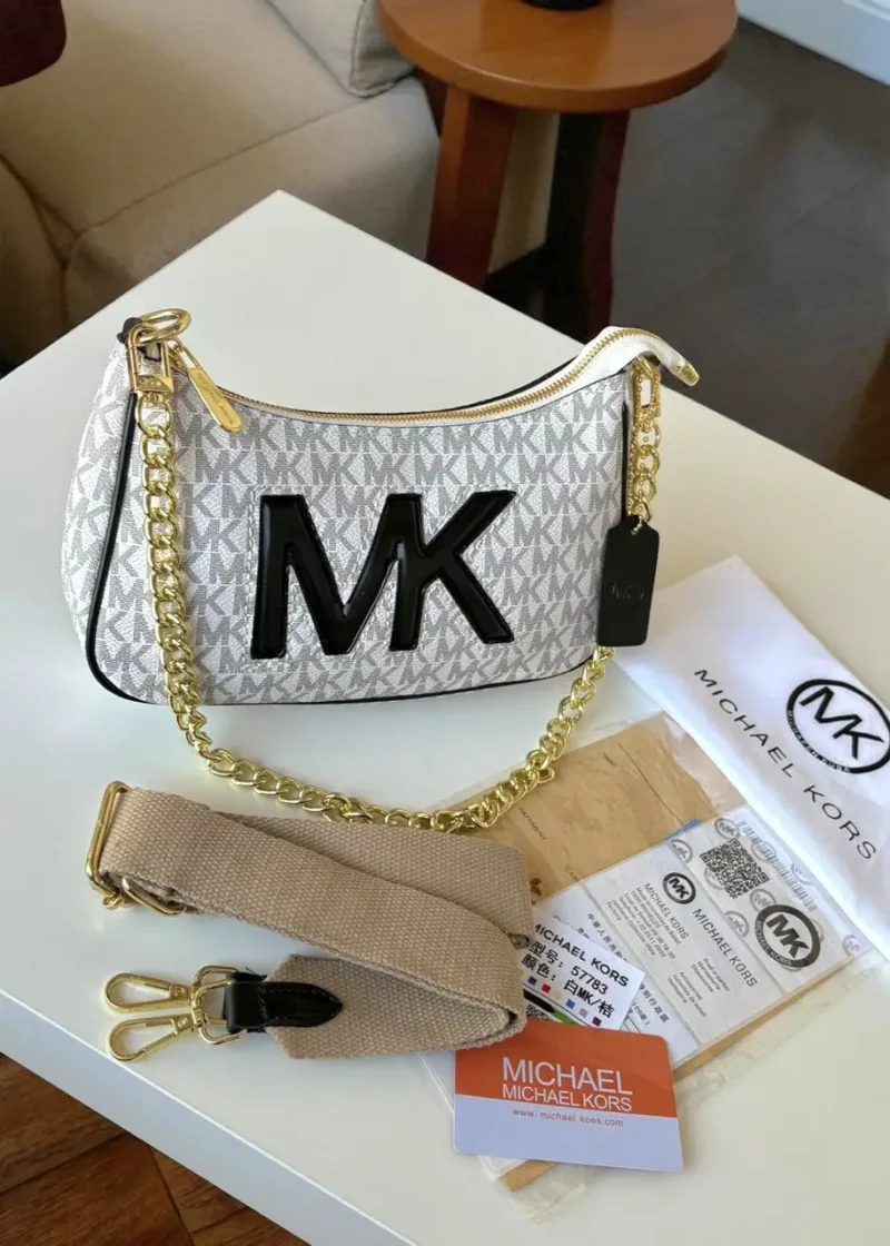 شنطة مايكل كورس ابيض شعار اسود