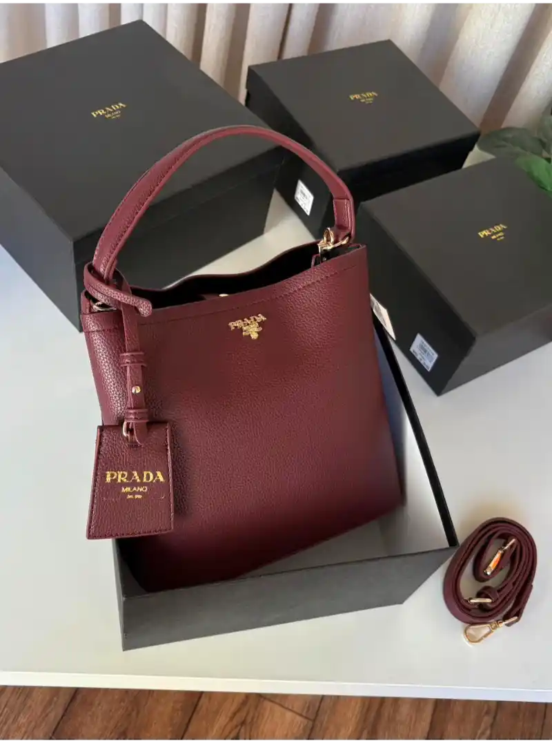 شنطه برادا جلد عنابي