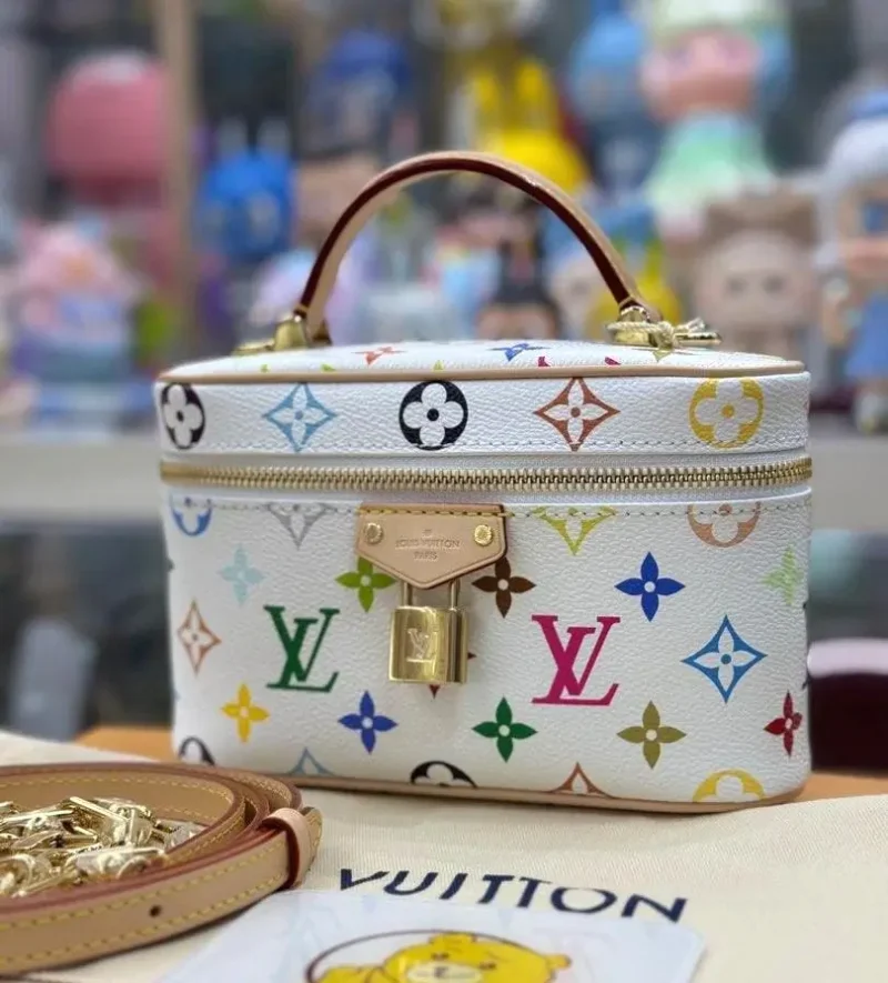 شنطه ميكب ماركه لويس فيتون