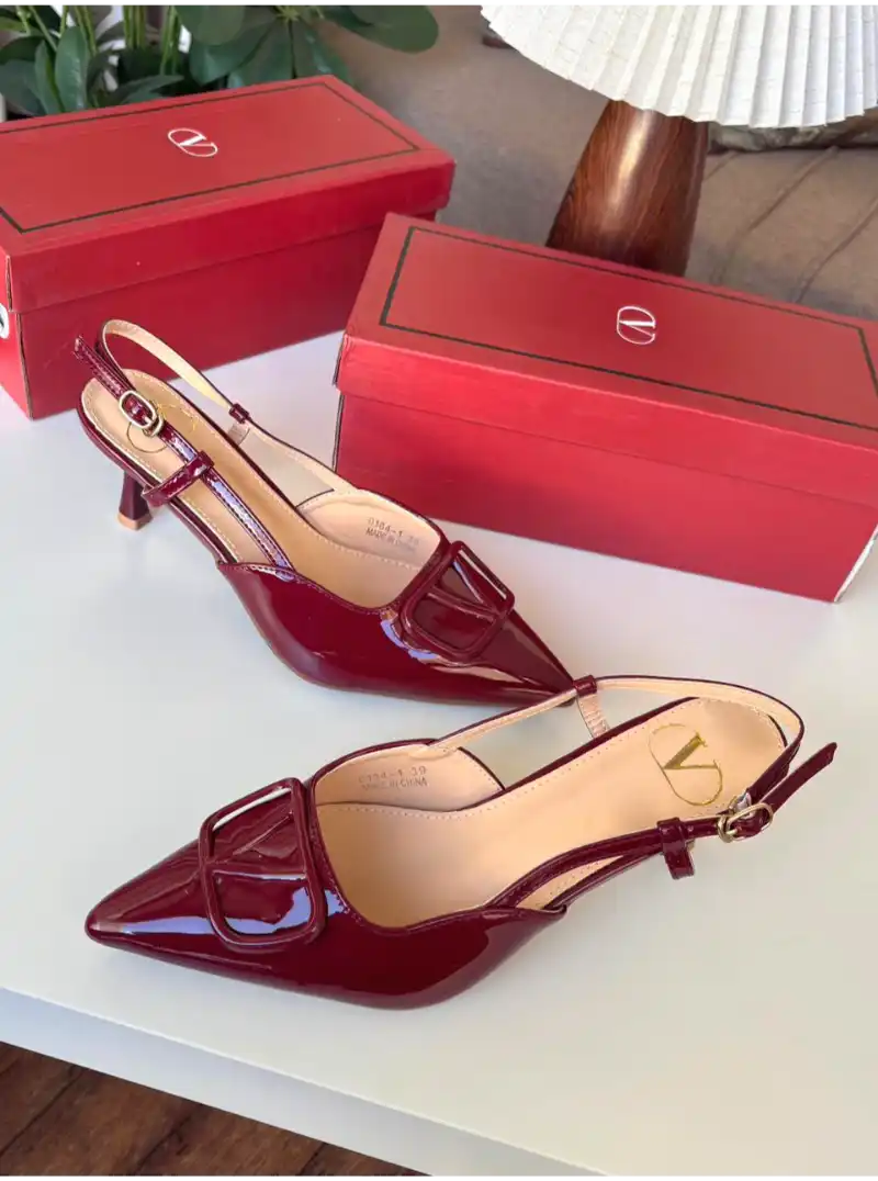 كعب فالنتينو برغندي