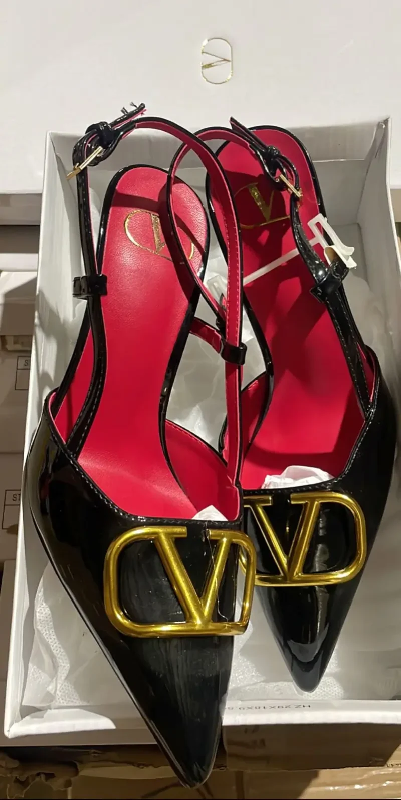 كعب فالنتينو لوقو ذهبي