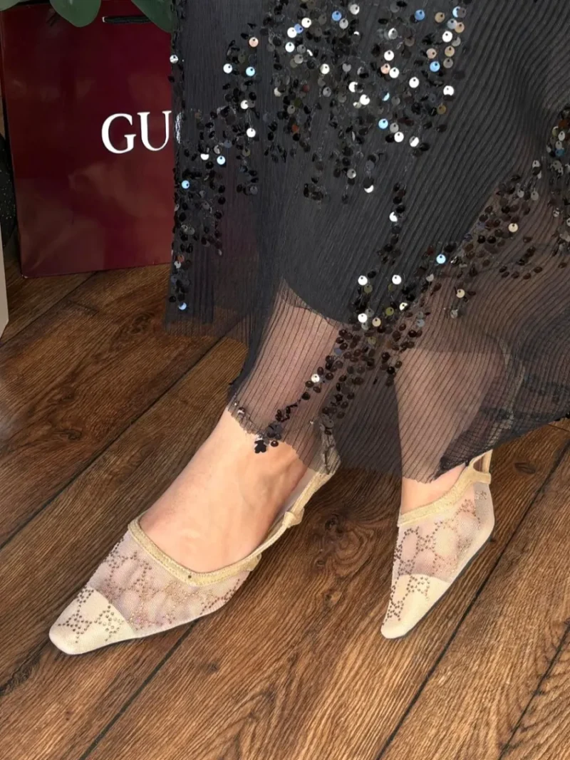 كعب قوتشي شفاف