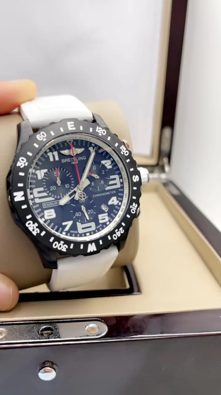 ساعه رجاليه بيضاء