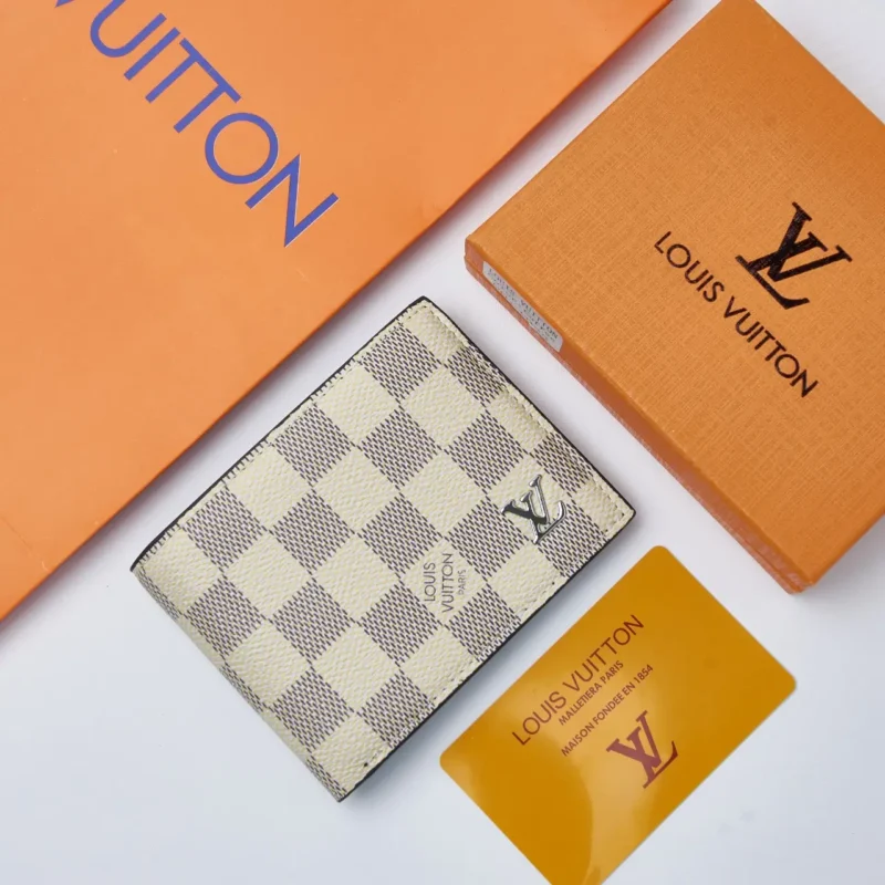 بوك لويس فيتون ابيض